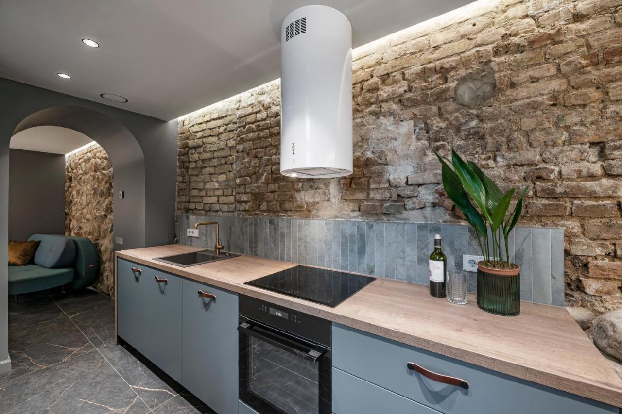 Square Center Apartment *