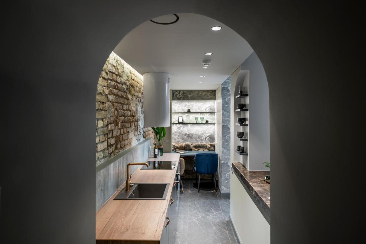Square Center Apartment *